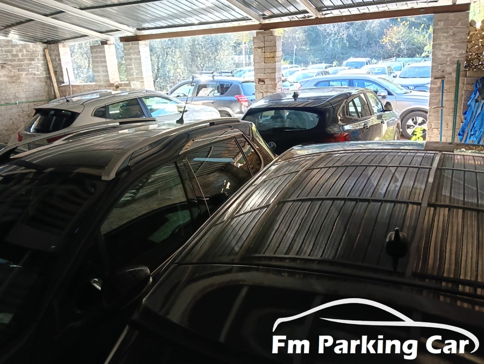Area parcheggio coperta FM Parking Car a Ciampino con auto al riparo sotto struttura protetta e custodita